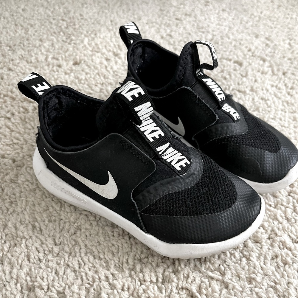 NIKE toddler Flex Runner- black and white Size 9